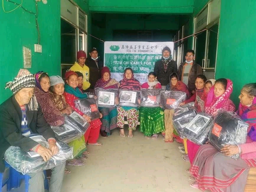 चुजी फाउन्डेसनको सहयोग र नेपाल परिवार दलको पहलमा बृद्धा ,गरिब तथा एकल महिलाहरुलाइ ३० वटा बलाङकेट वितरण